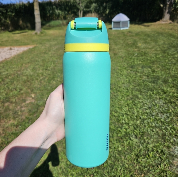 Owala 32 Oz Freesip Neon Basil - Picture 3 of 10